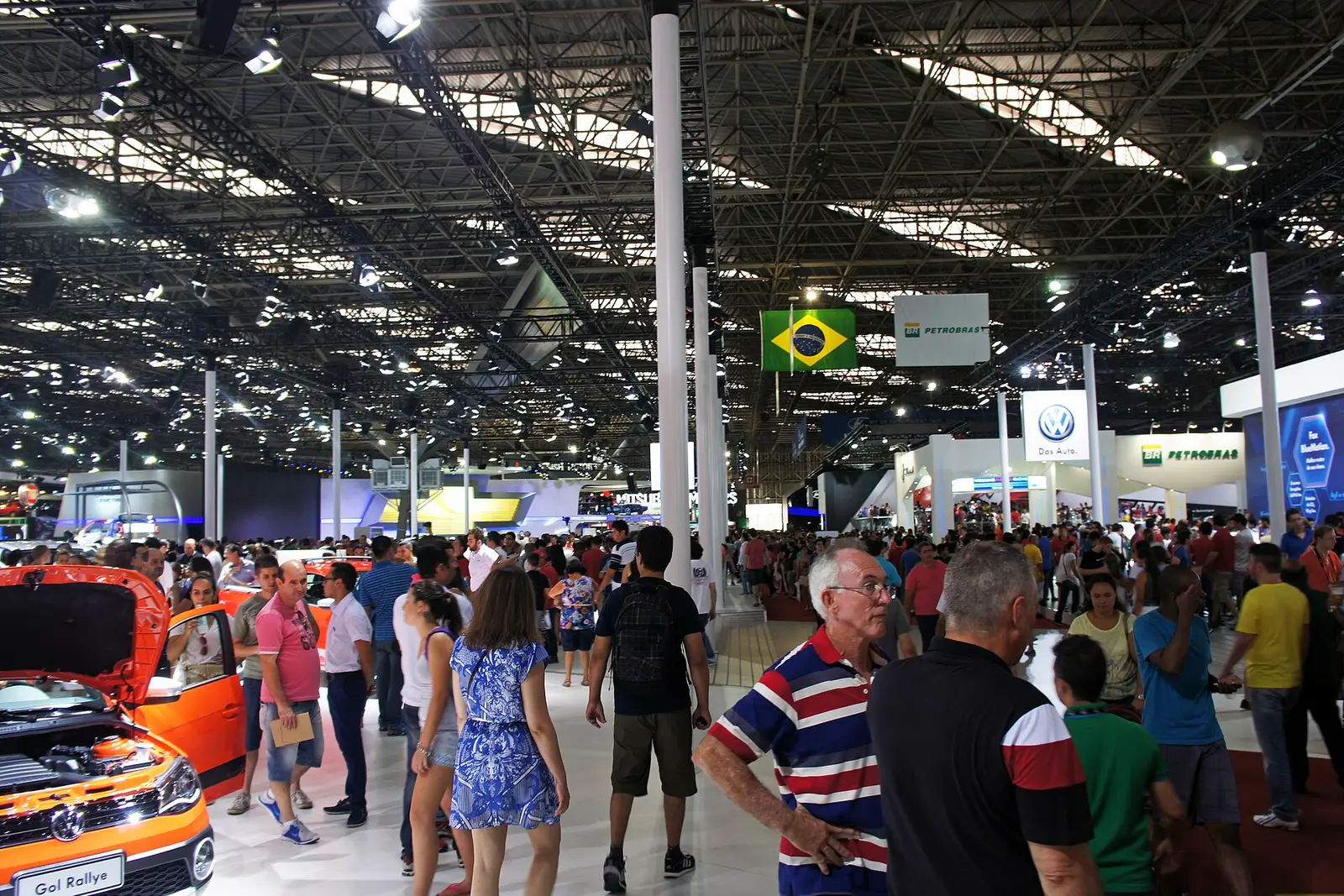 Crowds in the exhibition hall at the 2014 São Paulo International Motor Show