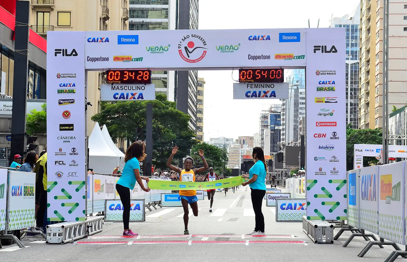 The finish line of the São Silvestre race on Avenida Paulista with the finish arch and race clock